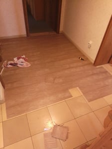 36 Stück PVC Bodenbelag Selbstklebend 5m² Wasserdicht Fliesen Planken Dielen Fußboden Kunden-Foto 2