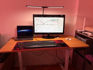 SANODESK QS1 Výškově nastavitelný stůl 140 x 60 cm, elektrický, 4 paměťové funkce, ochrana proti kolizím, nosnost 70 kg, háčky, vedení kabelů (černý) Fotografie od zákazníka č. 4