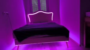 Merax Polsterbett 140x200cm mit LED, Jugendbett mit höhenverstellbarem Kopfteil und Lattenrost, Kunstleder Doppelbett mit Kroneform Kopfteil, Weiß Kunden-Foto 1