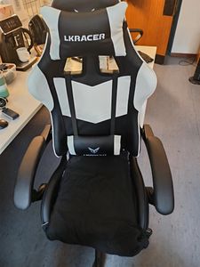 LUCKRACER Gaming-Stuhl Gaming Chair Bürostuhl Ergonomisch mit Lendenkissen Kopfkissen, Höhenverstellbarer Gamer Stuhl 150kg Belastbar, Fußstütze schwarz Kunden-Foto 2