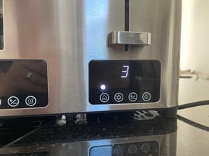 FATABETA Toaster Toaster 4 Scheiben, mit Brötchenaufsatz & 2 Staubschutzdeckeln 4 kurze Schlitze, für 4 Scheiben, 1500 W, LED-Display, Touchscreen, 7 Stufen, Auftauen & Aufwärmen, Edelstahl Kunden-Foto 4