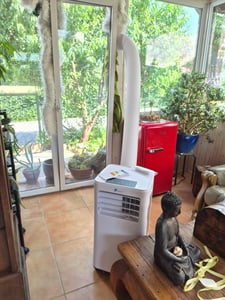 JUNG LIFEAIR Mobile Klimaanlage 3-in-1 mobiles Klimagerät 7000 BTU / 2KW, Ventilator, Luftentfeuchter, inkl. Fenster-Installationsset Abluftschlauch Kunden-Foto 1