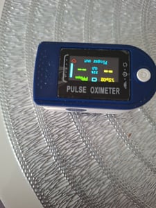 Finger Pulsoximeter Sauerstoff Puls SpO2 Messgerät Oximeter SpO-2 Pulsoxymeter Kunden-Foto 2