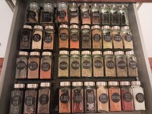 12er Set Luftdichte Gewürzgläser 120 ml mit schwarzen Edelstahldeckeln, Streuer-Aufsätzen, Trichter, Bürste, Etiketten & Kreidestift - DECO HAUS Kunden-Foto 1