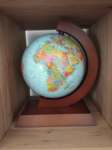 Globe politique avec support en bois, 25 cm, GB Photo du client 1