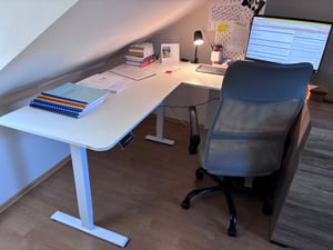 VASAGLE L-förmiger Eckschreibtisch, Höhenverstellbarer Schreibtisch, 190 x 155 cm, mit Ladestation, braun Kunden-Foto 1