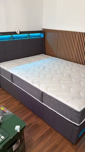 Flieks Čalúnená posteľ 180x200 cm s USB, posteľ pre mladých Manželská posteľ s lamelovým roštom a úložným priestorom, úložná posteľ s LED, posteľná bielizeň, béžová Fotografia od zákazníka č. 11