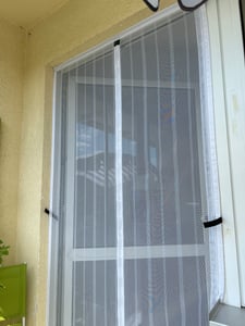 Sekey 70 x 220cm Magnet Fliegengitter Tür Vorhang für Holz, Eisen, Aluminium Türen und Balkon. Einfache Installation Schwarz Kunden-Foto 10