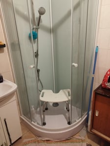 SWANEW Duschhocker Höhenverstellbar Duschstuhl bis 136kg Badhocker Badsitz -U-förmige Sitzplatte Weiß Kunden-Foto 1