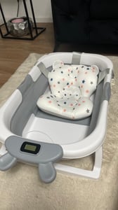 Faltbare Baby-Badewanne mit Echtzeit-Temperaturanzeige, Schwimmkissen & Abfluss, tragbare Reise-Badewanne für Neugeborene & Kleinkinder (0–36 Monate), platzsparende, langlebige Badewanne für Mädchen & Jungen Grau mit Rutschfeste Kissen Kunden-Foto 2
