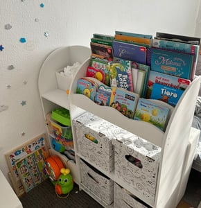 SONGMICS Bücherregal Kinder, Kinderregal, Spielzeugregal mit 2 Aufbewahrungsboxen, für Bücher, Kinderzimmer, Spielzimmer, Wohnzimmer, wolkenweiß Kunden-Foto 2