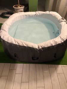 AREBOS Aufblasbarer Whirlpool "Barcelona", 185x185 cm, In- & Outdoor, mit Heizung, 910 Liter, Inkl. Abdeckung, Bubble Spa & Wellness Massage 6 Person Kunden-Foto 7