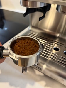 HAUSPROFI Siebträgermaschine mit Mahlwerk, All-in-One Espressomaschine 15 Bar, mit Milchaufschäumer, PID & Manometer, 2,8L Wassertank Kunden-Foto 3