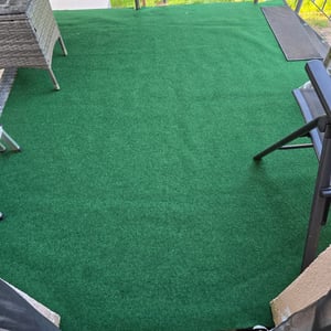 Rasenteppich Easy Grau 400 x 1000 cm – – Kunstrasen in Nadelfilz-Struktur (flach) – Outdoor Bodenbelag für Balkon, Terrasse & Pool Kunden-Foto 1