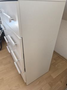 Sestava do dětského pokoje postel šatní skříň nástěnná police komoda psací stůl noční stolek šedý/bílý se zelenými úchytkami bez matrace Jonas IV 02 Fotografie od zákazníka č. 1