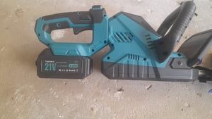 1000W Akku Heckenschere, 21" Klingen Heckenschere mit 2× 4000mAh Akkus, 3000RPM, 360° drehbarer Kopf, 2/3" Schnitt, leicht&leise, inkl. Zubehörset Kunden-Foto 2