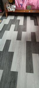LZQ 7,5m² Vinylboden Vinyl Laminat Selbstklebend Dielen Planke PVC Bodenbelag Rutschfest Wasserfest 54 Stück Vinyl-Dielen Holzmaserung Dielen Dicke 2 mm (Dunkelgrau) Kunden-Foto 1