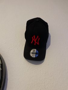 Polo Del Marchio New Era Del Modello League Essential 940 Neyya Nero Foto del cliente 1