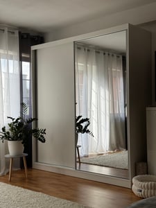 Šatní skříň s posuvnými dveřmi Šatní skříň 203 cm bílá/bílá matná se zrcadlem a lištami Pola 42 B Fotografie od zákazníka č. 1
