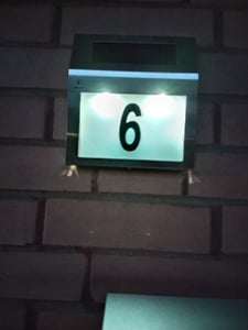 Solar Hausnummer aus Edelstahl LED Leuchte Hausnummernleuchte Solarhausnummer Haus Nummer Straße Name Beleuchtung Solarleuchte Retoo Kunden-Foto 2