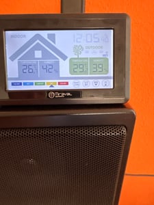 Funk-Wetterstation mit Lüftungsempfehlung 1x Sensor LCD Farb Display Funk-Wetterstation mit Datumsanzeige Digital Schwarz Funkuhr Alarm Snooze Wecker Farbdisplay beleuchtet mit Wandhalterung Schimmelwarner - 4-MV5631 Kunden-Foto 1