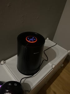 Auronic Luftreiniger Compact Pro mit HEPA 13 Filter, Ionisator und Aktivkohlefilter - Räume bis 30m² - CADR-Wert von 150m³/h - Air Purifier mit Aromatherapie - Schwarz Kunden-Foto 1