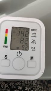 Blutdruckmessgerät für den Oberarm – digitales Oberarm-Blutdruckmessgerät mit Pulsmessung, LCD-Display, WHO-Anzeige, Speicher & Manschette 22–32 cm Kunden-Foto 2