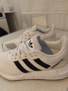 Adidas Originals Swift Run Rf Footwear White / Core Black / Footwear White EU 39 1/3 Kunden-Foto 2