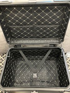 Top Case 65L Motorradkoffer aus Aluminiumlegierung, wasserdicht stoßdämpfend, Doppelverriegelungsdesign, mit 2 Schlüsseln, eflektierender Aufkleber Kunden-Foto 2