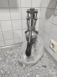 Lumaland Edelstahl Saftpresse Hochwertige, sehr leise, manuell bedienbare Zitruspresse Entsafter Stilvolle Handpresse Einfach frische Säfte pressen Kunden-Foto 1