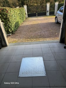 VEVOR Copertina per pozzetto con telaio 50 x 50 cm, coperchio quadrato per pozzetto, coperchio per fossa settica, coperchio antiscivolo per canalette di scolo Acciaio al carbonio ad alta resistenza, per marciapiedi, giardini e cortili Foto del cliente 1