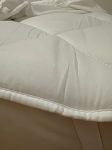 Komfortec 140x200 cm Matratzentopper für Bett und Boxspringbett, 4 elastische Bänder, 500 g/m² Atmungsaktive Matratzenauflage, Gesteppt Matratzenschutz, Unterbett Weiche Matratzenschoner, weiß Kunden-Foto 3