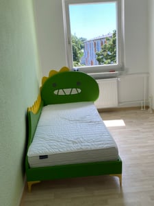 Flieks Polsterbett 140x200cm mit Lattenrost, Kinderbett mit Rausfallschutz, Doppelbett mit Dinosaurierförmigem Kopfteil, Holzbett PU, Grün Kunden-Foto 1