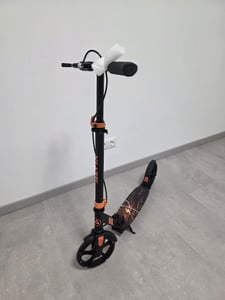 Kinder Scooter mit Handbremse, LED-Leuchträdern, Kinderroller ab 6 Jahren, 200mm Räder, höhenverstellbar, faltbar, Tragegurt, breites Deck, bis 100 kg Kunden-Foto 1