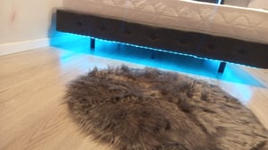 Čalouněná postel Merax 140x200 cm se zásuvkou USB a LED diodou, úložná postel s čelem, plovoucí design, dvoulůžko z lněné tkaniny, šedá barva Fotografie od zákazníka č. 2