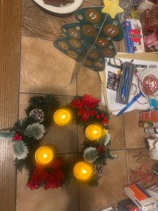 Der Adventskranz entspricht dem Verkaufs-Foto