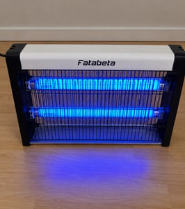 FATABETA Elektrischer UV-Insektenvernichter – Giftfrei, geruchlos & 360° Schutz – Lockt und bekämpft Mücken, Motten, Fliegen und andere Fluginsekten, ideal für Innenräume bis 150 m² Kunden-Foto 1