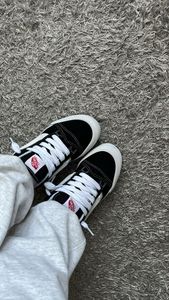Vans Knu Skool Schwarz/Weiß - Uni Sneaker - VN0009QC6BT Kunden-Foto 3