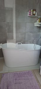 Schwänlein® Mobile Badewanne 99 x 52 x 65 cm, ideal für das kleine Badezimmer, stylisch und stimmungsvoll (Weiß) Kunden-Foto 1