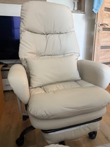 FLEXISPOT Ergonomischer Bürostuhl, 180° klappbare Armlehnen, aus kratzfestem Kunstleder, höhenverstellbare Kopfstütze, 90–130° verstellbar, Beige Kunden-Foto 1