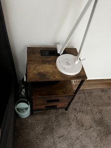 Stolik nocny COSTWAY ze stacją ładującą, industrialny stolik boczny z 2 szufladami i 6 bocznymi kieszeniami, portami USB i gniazdami 38 x 30 x 60 cm Zdjęcie produktu od klienta nr 2