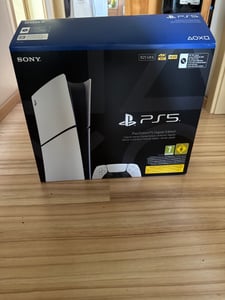 Sony PlayStation 5 Digital Edition avec deuxième manette sans fil DualSense incluse Photo du client 4
