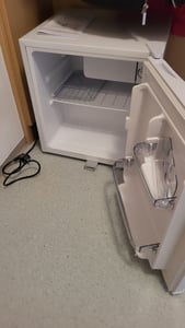 Stillstern Mini Kühlschrank E 45L, Abtauautomatik, Schloss, Frostfach, Leise, Ideal für Küche, Büro, Schlafzimmer, Hotels und kleine Wohnungen Kühlschrank klein Minibar Getränkekühlschrank R600A, Weiß Kunden-Foto 1