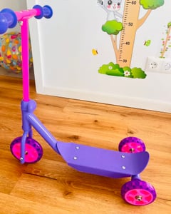 COSTWAY: Patinete infantil de tres ruedas con ruedas LED, patinete con plataforma para apoyar los pies, capacidad de carga de 20 kg, patinete ligero para niños y niñas a partir de 2 años Foto del cliente 1