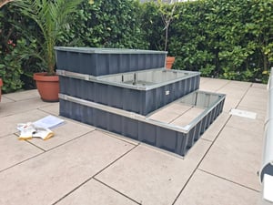 Outsunny Hochbeet aus Stahl 3-stufige Gartenbeet mit T-Form-Pflanzenschilder Handschuhe Pflanzenbeet Kräuterbeet Blumentreppe für Balkon Garten Dunkelgrau 118 x 118 x 62 cm Kunden-Foto 2