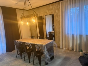 Tribesigns Tavolo da pranzo industriale per 6-8 persone, tavolo da pranzo rettangolare lungo 180 cm, tavolo da cucina con robusta struttura in metallo (senza sedie) (nero) Foto del cliente 2