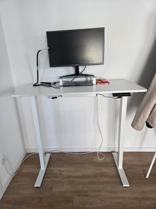 SANODESK QS1 Výškově nastavitelný stůl 140 x 60 cm, elektrický, 4 paměťové funkce, ochrana proti kolizím, nosnost 70 kg, háčky, vedení kabelů (černý) Fotografie od zákazníka č. 1
