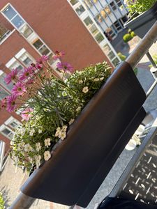 4er Set Geländerkasten Balkon mit Wasserspeicher Blumentopf Zaun Blumenkasten Geländer Balkontopf Balkonkasten mit Halterung Balkon Pflanzkasten Anthrazit Kunden-Foto 1