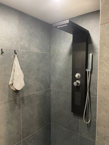 YARDIN Matný čierny sprchový panel Dažďová sprcha Sprchový systém 304 Ručná sprcha z nehrdzavejúcej ocele, výškovo nastaviteľná sprchová tyč, 4 v 1 s termostatom Systém sprchových panelov Fotografia od zákazníka č. 3