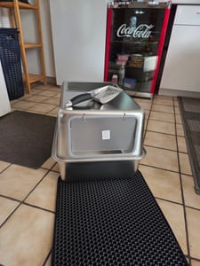 Katzenklo Edelstahl XXL mit Deckel – Katzentoilette Geschlossen mit Frontklappe & Top-Einstieg – 38L Katzentoilette Edelstahl – 60x40x33cm  – Leicht zu Reinigen & Geruchsresistent mit Schaufel & Matte Kunden-Foto 3